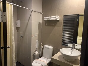 Standard Room, Private Bathroom | Bad | Dusj, regndusjhode, toalettartikler (inkludert) og hårføner