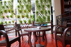 Terrace/patio - Lub Sbuy Hostel (Phuket)