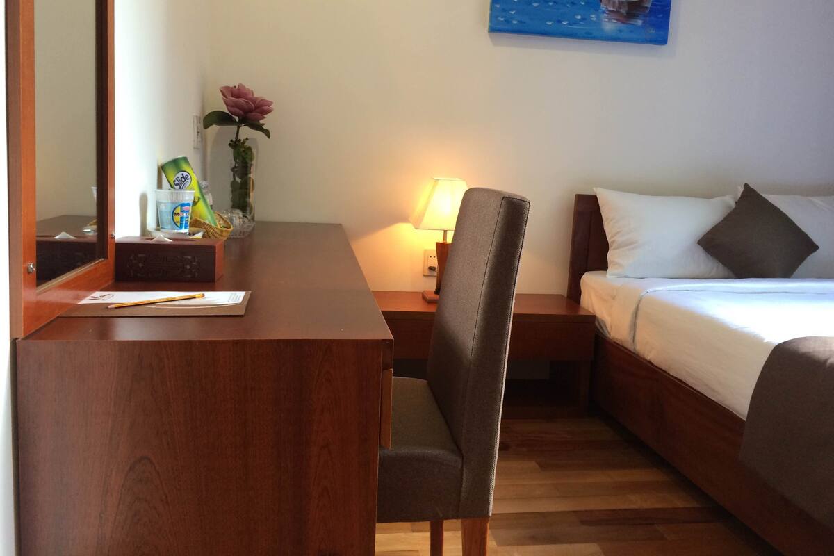 Minibar, värdeförvaringsskåp på rummet och skrivbord