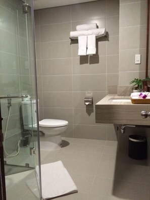 Shower, free toiletries, hair dryer, bathrobes - Ocean Flower Hotel (Da Nang)