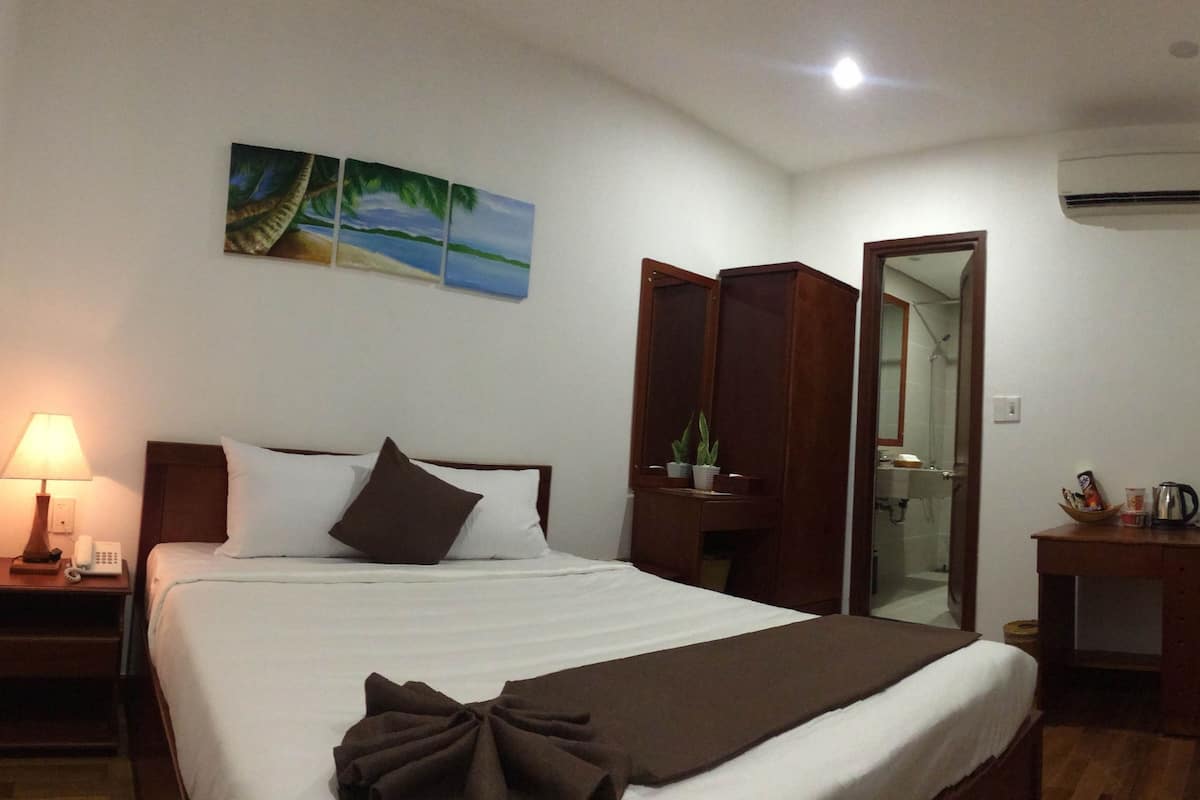 Standard Double Room | Minibar, in-room safe, desk, blackout drapes