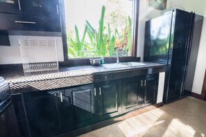 ラグジュアリー ヴィラ 2 ベッドルー  ム キッチン プールビュー | 専用キッチン | 大型冷蔵庫、電子レンジ、オーブン、コンロ