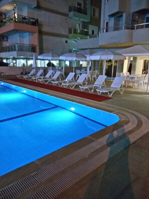 Utomhuspool, parasoller och solstolar