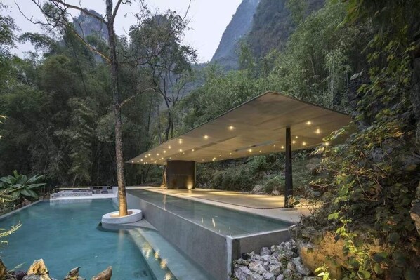 室外泳池、無邊際泳池；泳池傘、躺椅