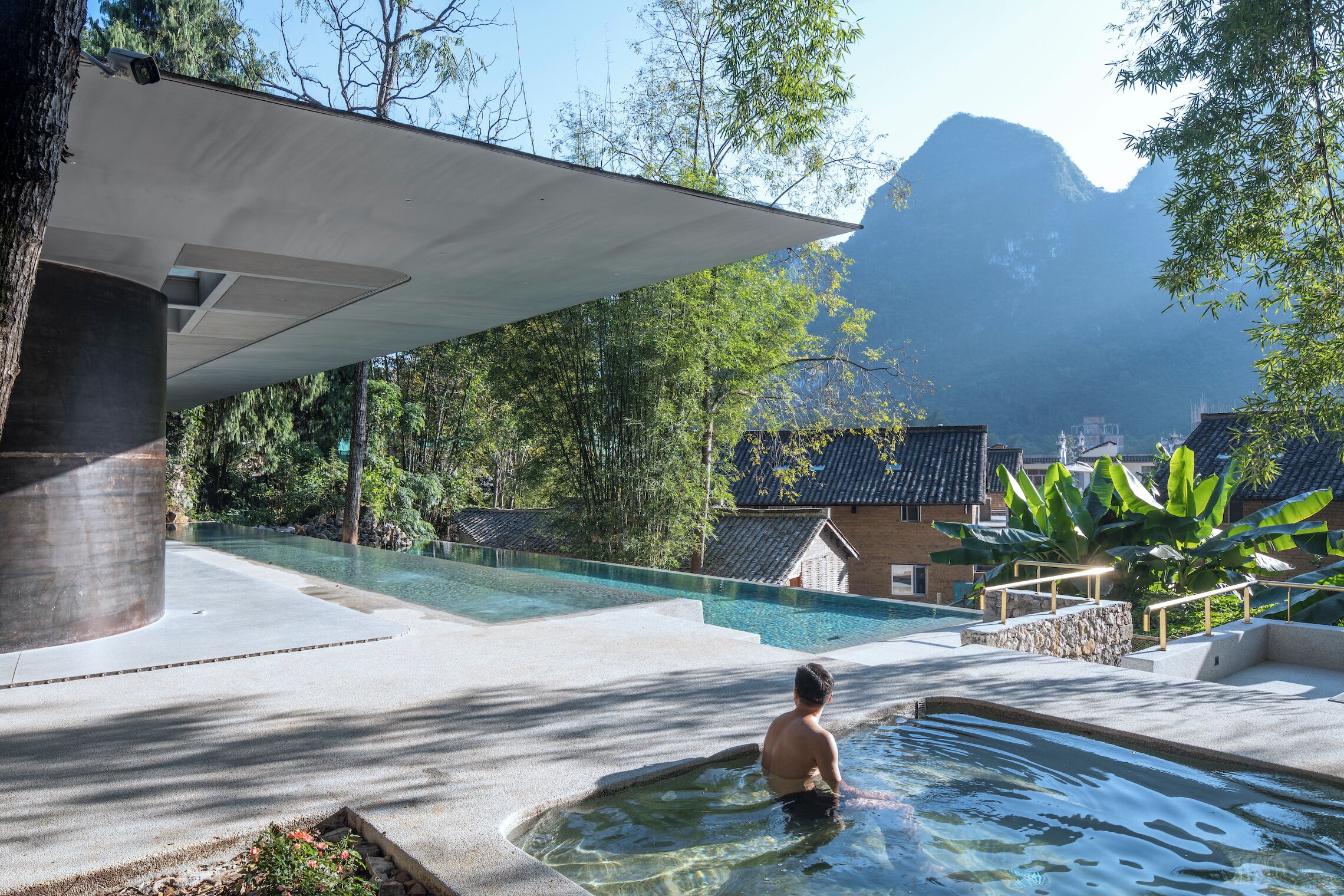 Piscine extérieure, piscine à débordement, parasols de plage