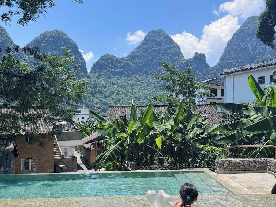 Een buitenzwembad, een infinity pool, parasols voor strand/zwembad