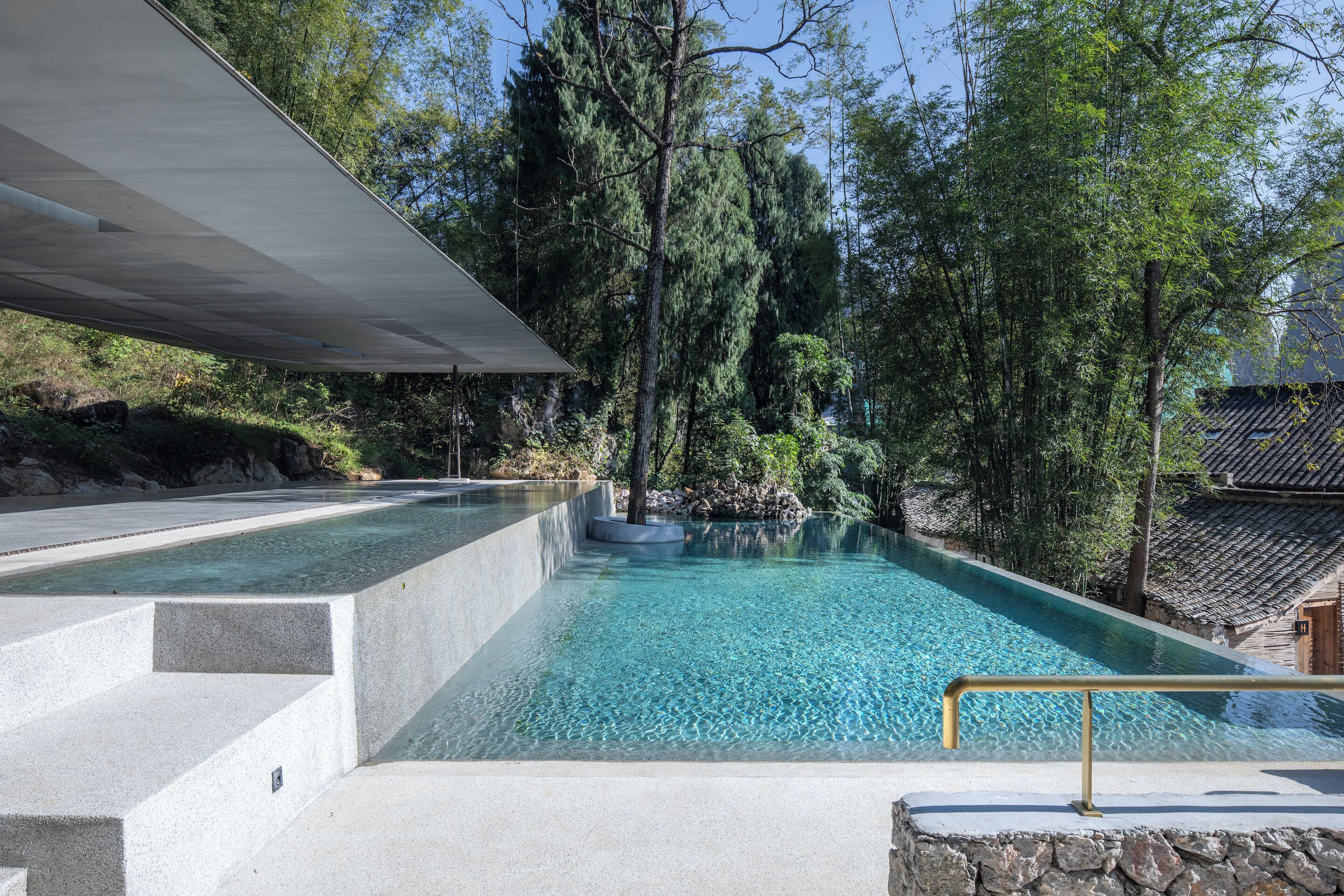 Außenpool, Infinity-Pool, Sonnenschirme, Liegestühle