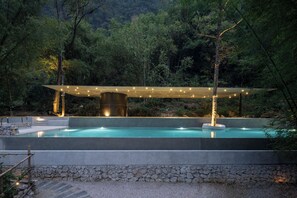 Outdoor pool, an infinity pool, pool umbrellas, sun loungers - XY YunHouse (Guilin)