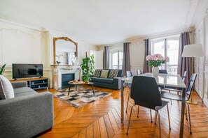 Flat-screen TV - Résidence Bergère - Appartements (Paris)