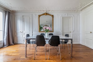 In-room dining - Résidence Bergère - Appartements (Paris)