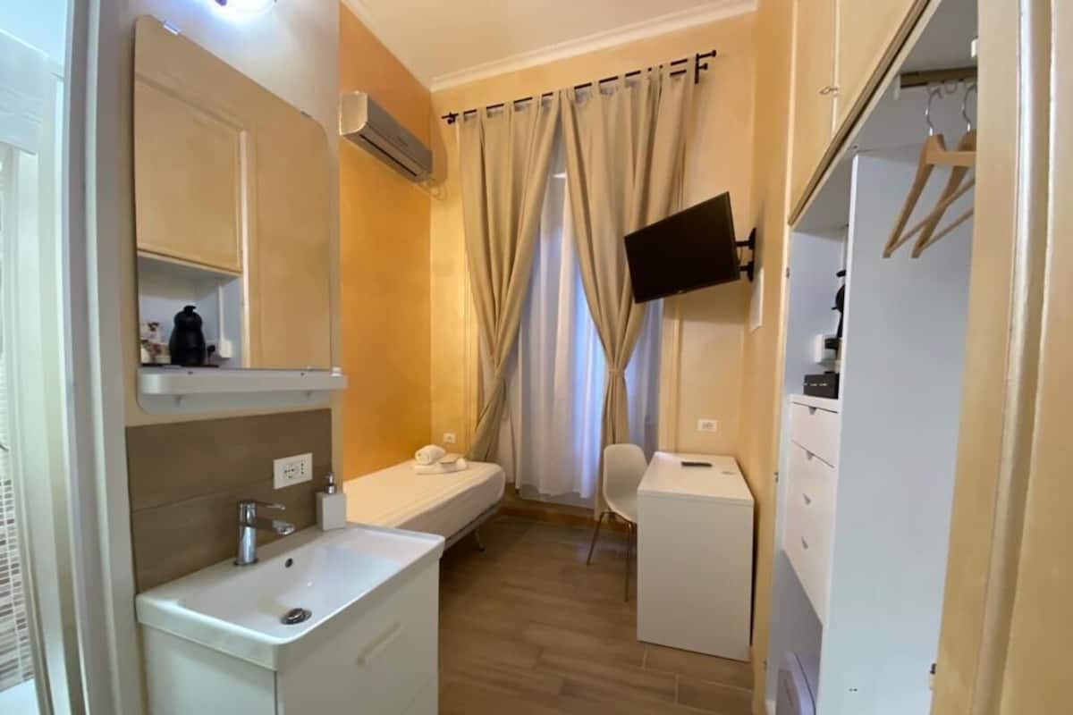 Single Room | Desk, WiFi (free), individually decorated, individually furnished