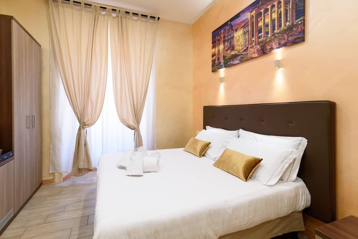 Triple Room, Private Bathroom | Desk, WiFi (free), individually decorated, individually furnished