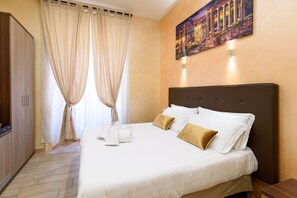 Triple Room, Private Bathroom | Individually decorated, individually furnished, desk, free WiFi - Trinity Luxury Rooms (Rome)