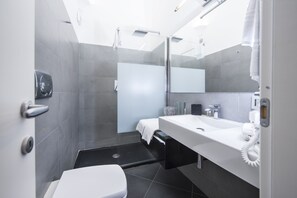 Double Room, Private Bathroom | Bathroom | Shower, hair dryer, towels - Trinity Luxury Rooms (Rome)