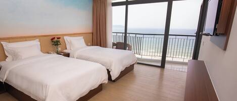 Executive Double Room, Balcony, Ocean View | Minibar, in-room safe, desk, laptop workspace