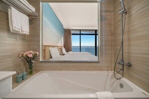 Phòng đôi Executive, ban công, quang cảnh biển | Minibar, két bảo mật tại phòng, bàn 