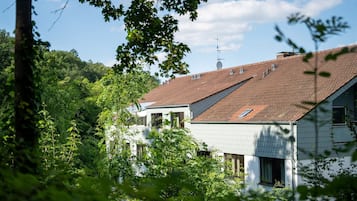 Vista frontal de la propiedad