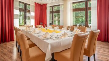 Breakfast and dinner served, German cuisine