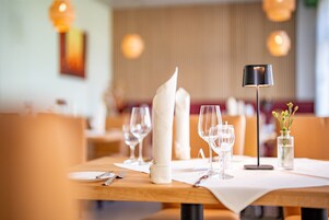 供应早餐和晚餐，德国菜