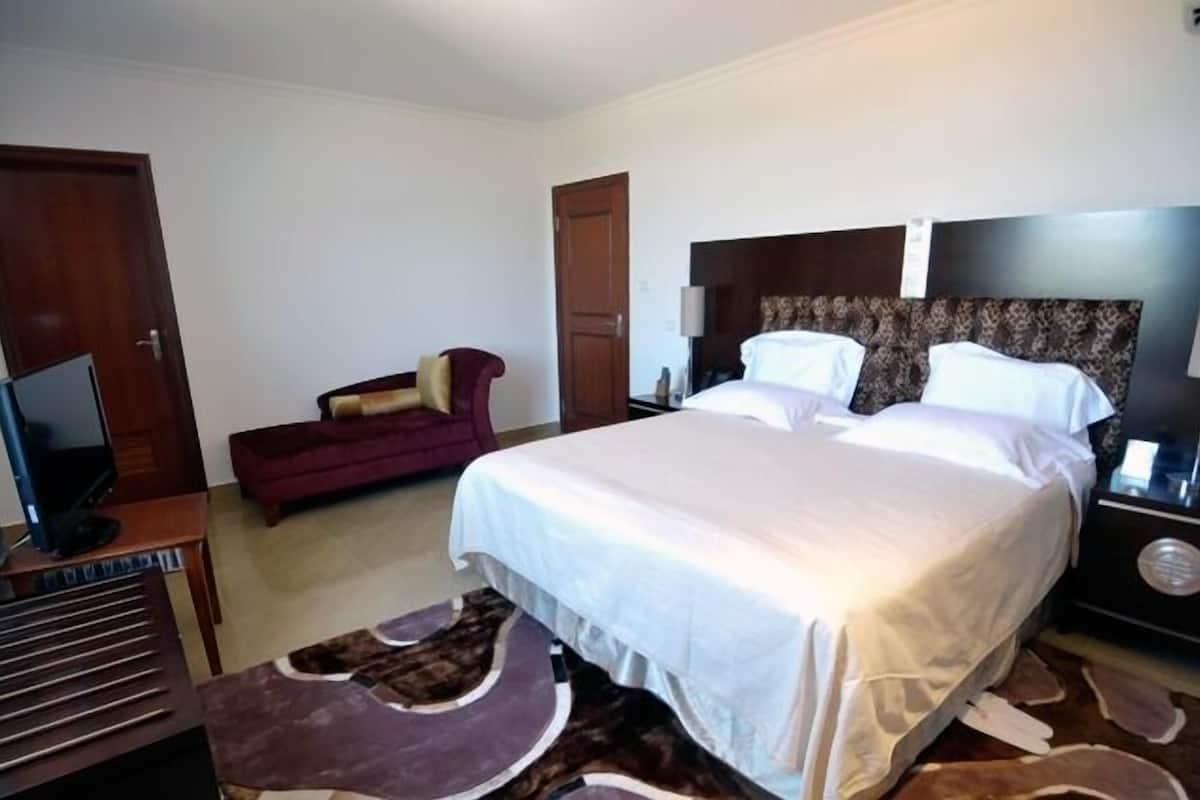 Minibar, caja de seguridad en la habitación y escritorio 