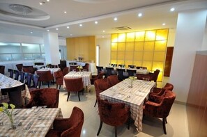 Breakfast, lunch and dinner served - Hotel Ritz Aanisa (Calulo)