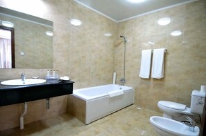 Bañera con ducha, artículos de tocador gratuitos, secador de pelo, bidet