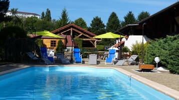 Piscine extérieure (ouverte en saison), parasols de plage