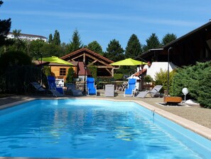 Piscina stagionale all'aperto, ombrelloni da piscina, lettini