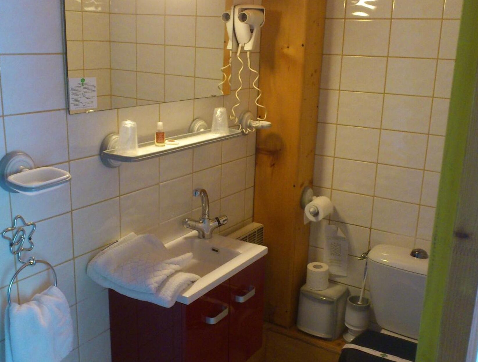 shower, free toiletries, towels