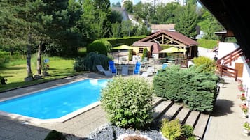 Una piscina al aire libre de temporada