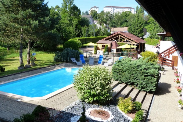 Piscine extérieure (ouverte en saison), parasols de plage