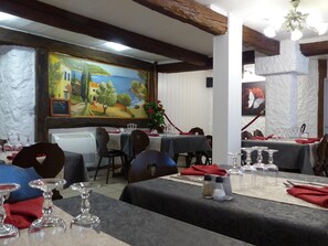 Breakfast, lunch, dinner served; French cuisine - Hotel restaurant la vieille ferme (Etupes)