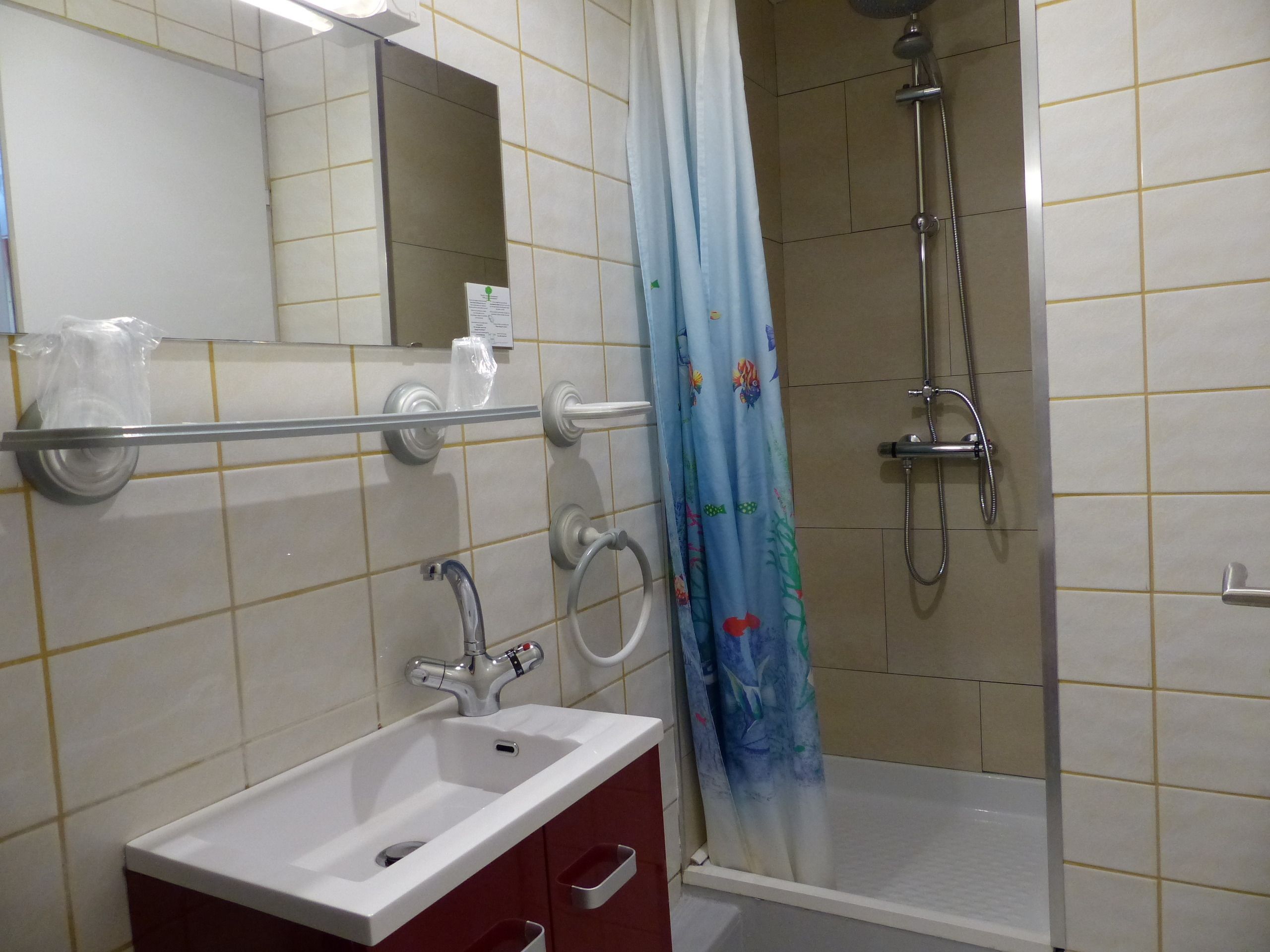 shower, free toiletries, towels