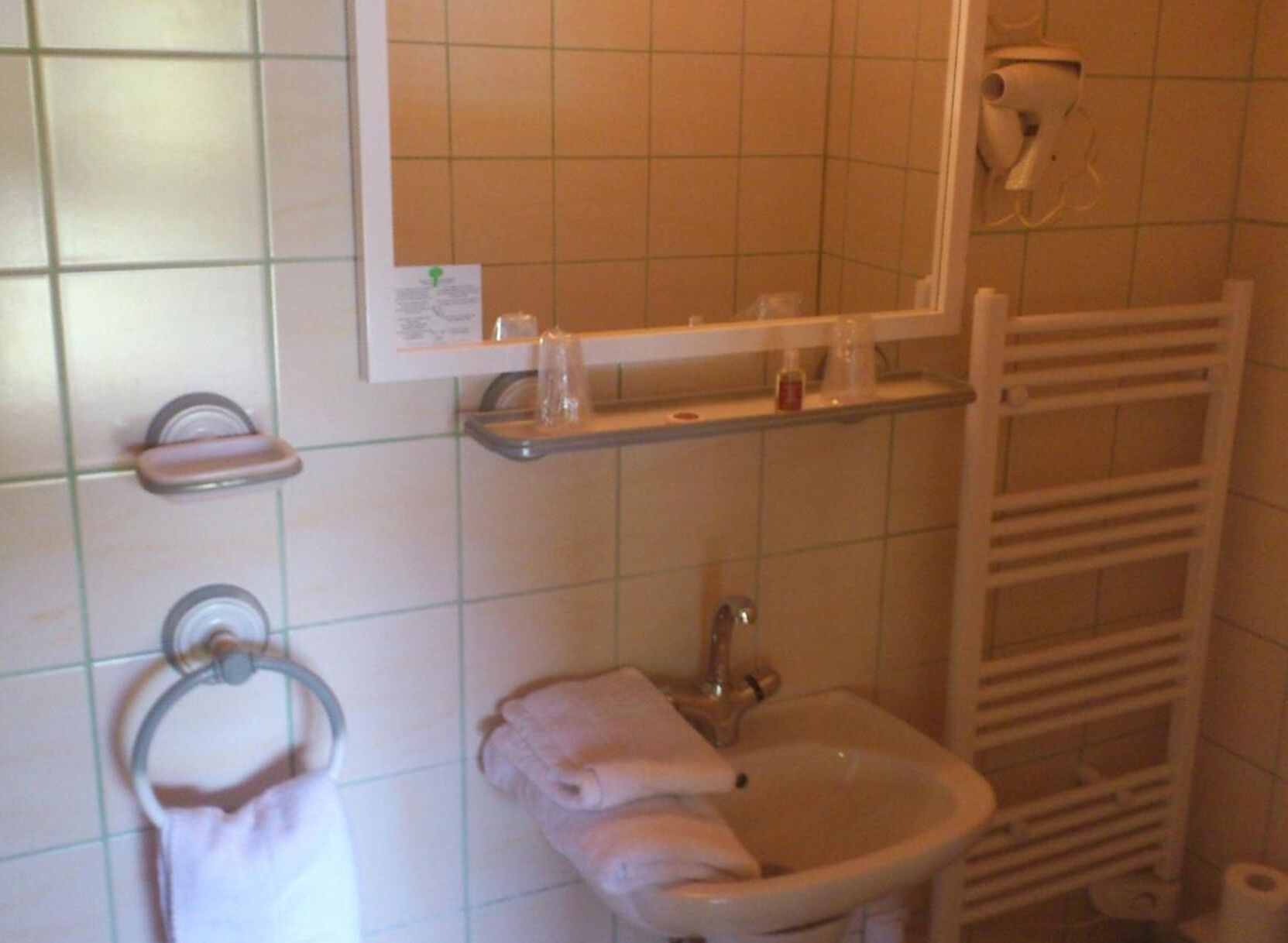 shower, free toiletries, towels