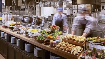 Daily buffet breakfast (JPY 2550 per person)