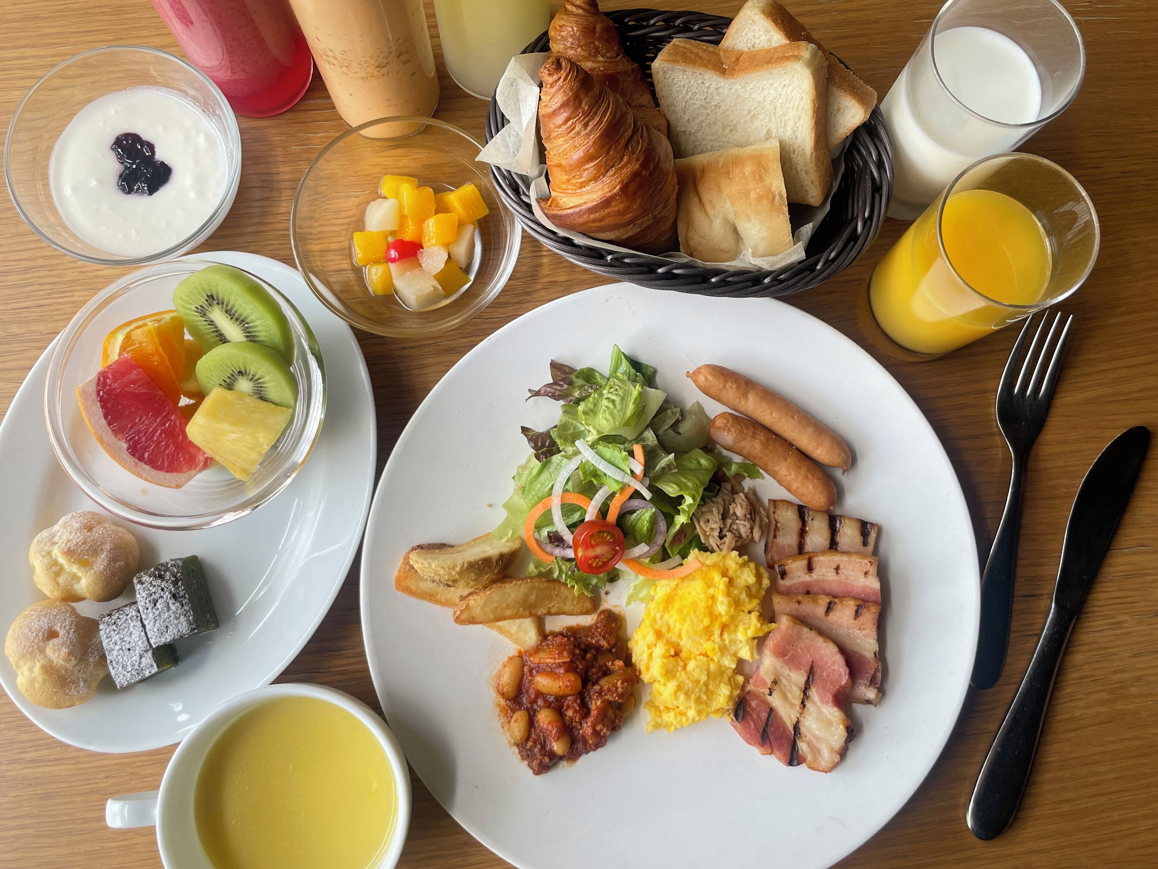 daily buffet breakfast (jpy 2250 per person)