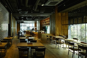 Breakfast, lunch, dinner served; Fusion cuisine - remm Roppongi (Tokyo)