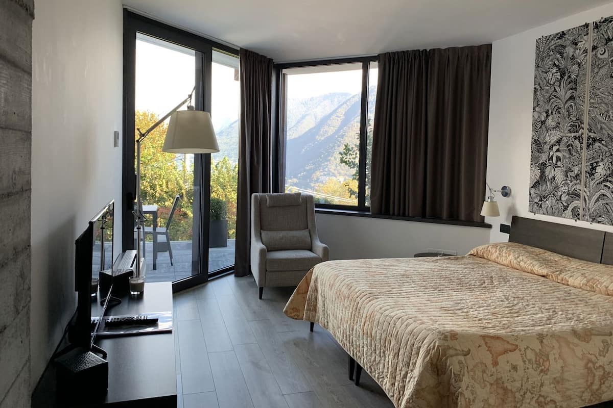 Premium bedding, down comforters, minibar, in-room safe
