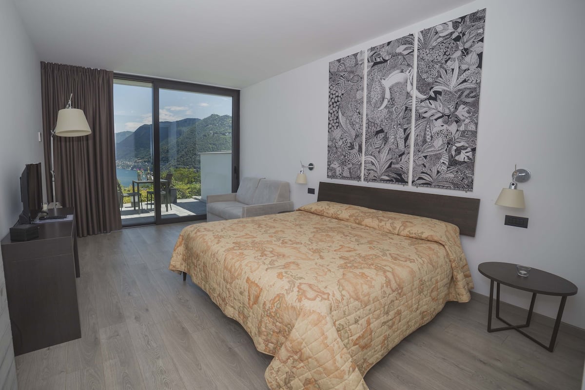 Superior driepersoonskamer, uitzicht op meer, tuin | Luxe beddengoed, donzen dekbedden, een minibar, een kluis op de kamer