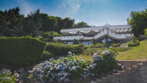 A modern building with a flat roof and a staircase leading up to it. - B&B Vista Lago (Como)