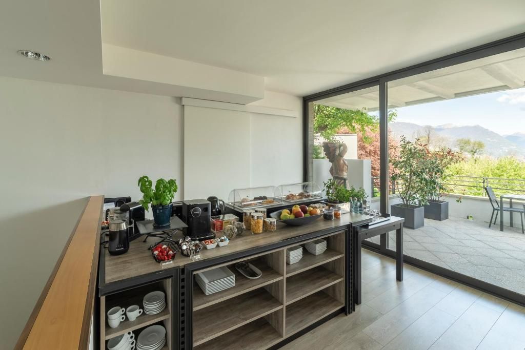 Eine moderne Küche mit Frühstücksbar, Kaffeemaschine und verschiedenen Lebensmitteln.