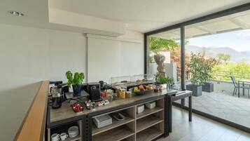 Eine moderne Küche mit Frühstücksbar, Kaffeemaschine und verschiedenen Lebensmitteln.