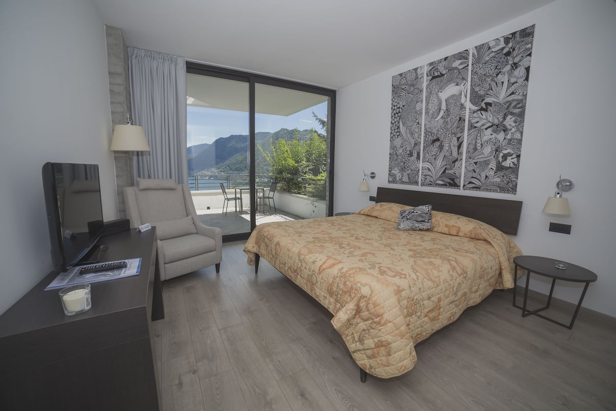 Luxe beddengoed, donzen dekbedden, een minibar, een kluis op de kamer
