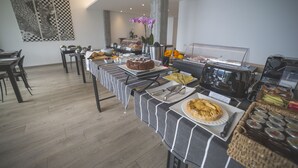 A buffet setup with various food items and a coffee station. - B&B Vista Lago (Como)