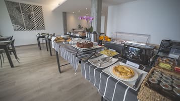Desayuno buffet todos los días (EUR 11 por persona)