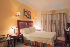 Minibaari, tallelokero huoneessa, työpöytä, lisävuoteet