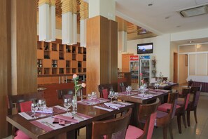 Aamiainen, lounas ja illallinen; kansainvälinen keittiö 