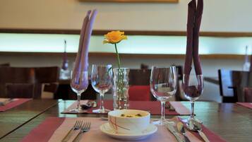 Breakfast, lunch, dinner served; international cuisine