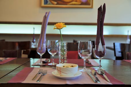 Se sirven desayunos, comidas, cenas y cocina internacional