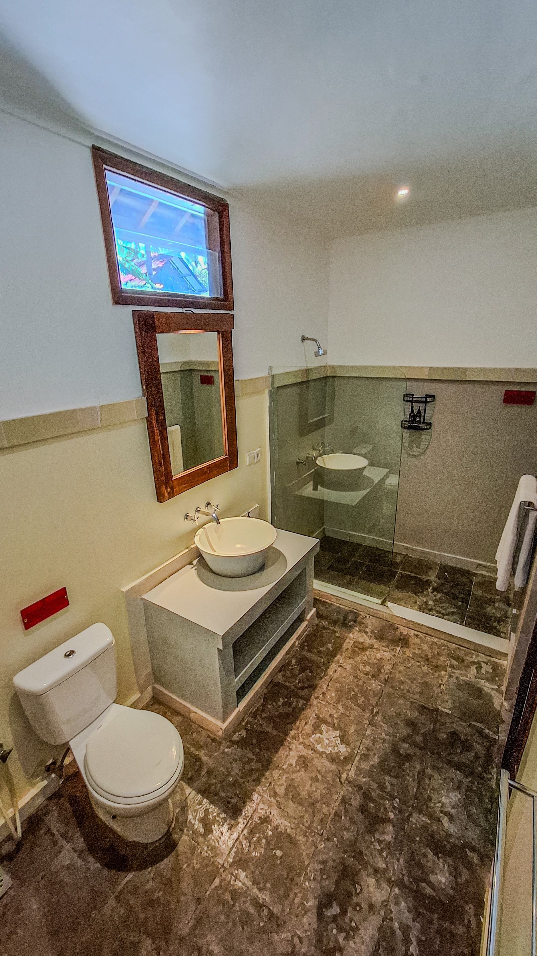 Een badkamer met toilet, wastafel en douche.